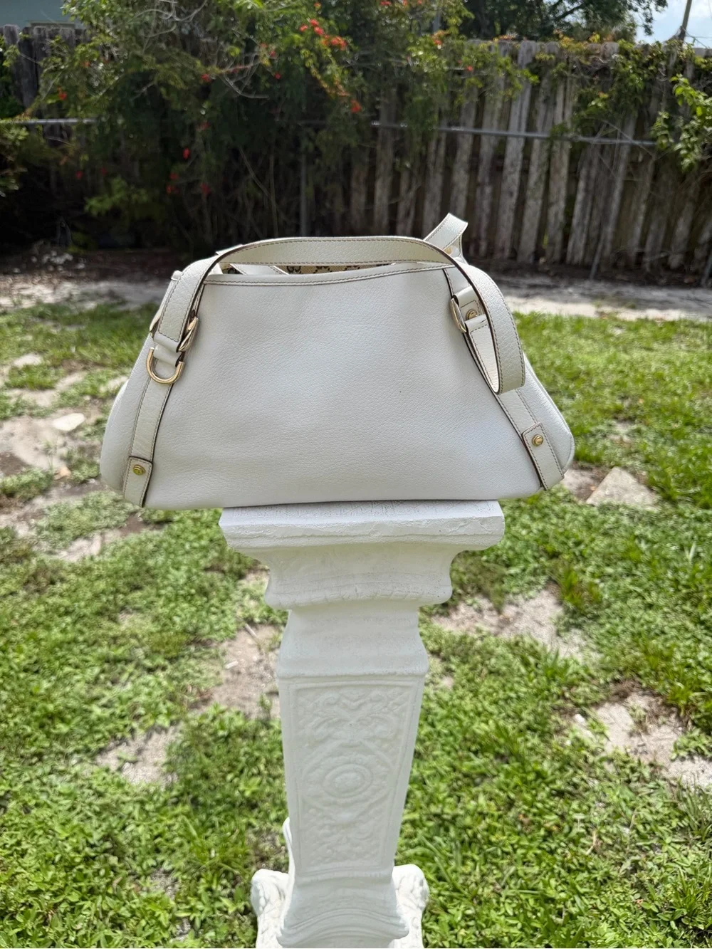 Gucci Cream Leather Shoulder Bag with Gold Hardware - Picture 1 of 14